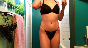 Девушка переодевается в ванной не подозревая о снимающей ее скрытой видеокамеры