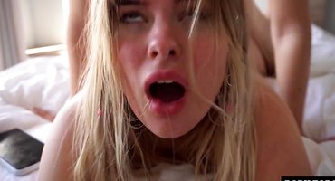 Старательный кавалер грубо ебет жопастую блондинку