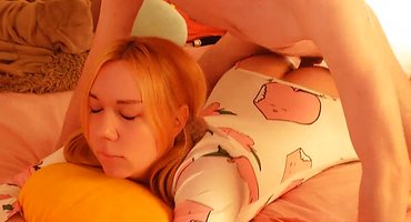 Резкий укол члена отчима в жопу разбудил спящую падчерицу