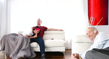 Сводная сестра решила по-быстрому трахнуться с братом пока папа закемарил на диване