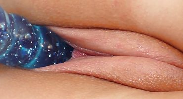 Кареглазая брюнетка крупным планом тыкает в пизду силиконовый дилдо