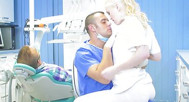 Решительный стоматолог жарит ассистентку Мишу Кросс прямо за спиной пациента
