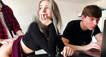 Пока брат пялится в комп, лучший друг дрючит его младшую сестру